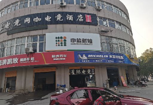 信丰发光字招牌安装流程。