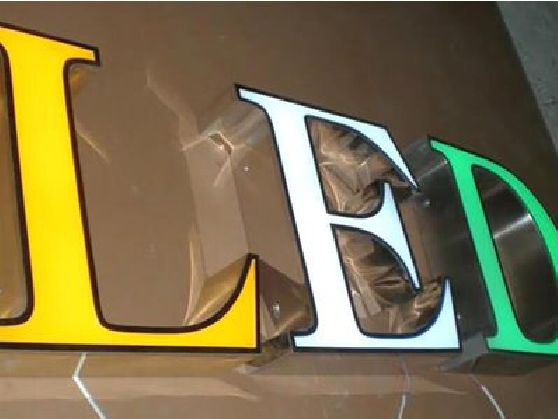信丰介绍LED招牌的基础知识。